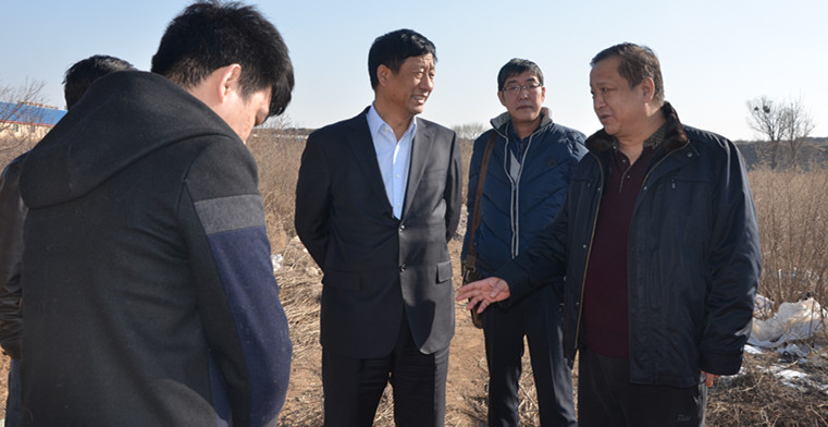 實(shí)地察看車(chē)站北街的斷頭路。.jpg